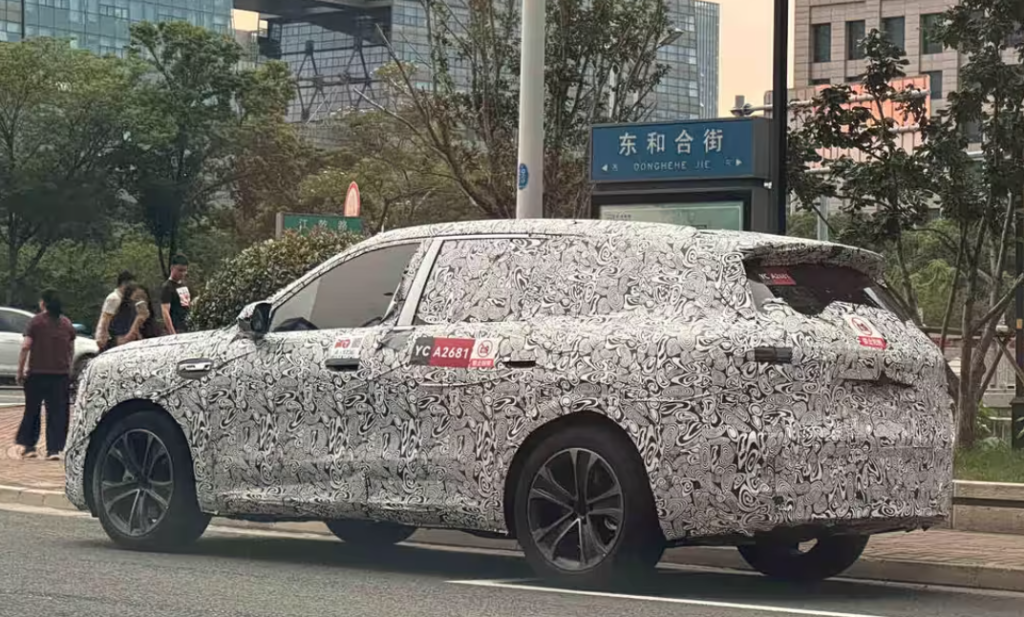 SPYSHOTS REVEAL THE FACELIFTED AITO M7